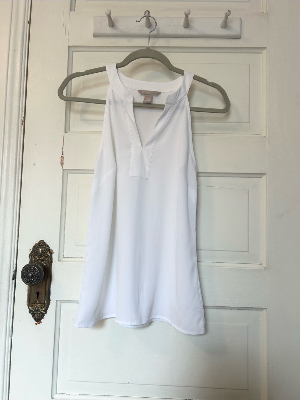 Banana Republic White V Neck Blouse XS Flowy Business Casual Office Minimalist